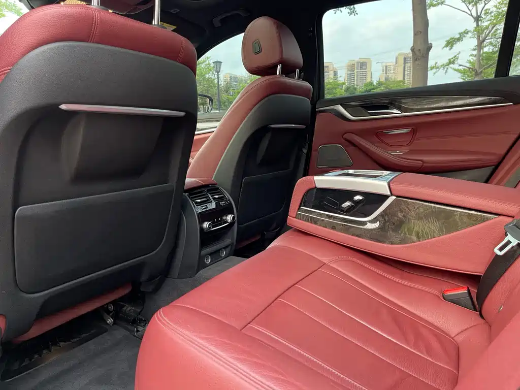 BMW 5 Series 2019 — фото 19