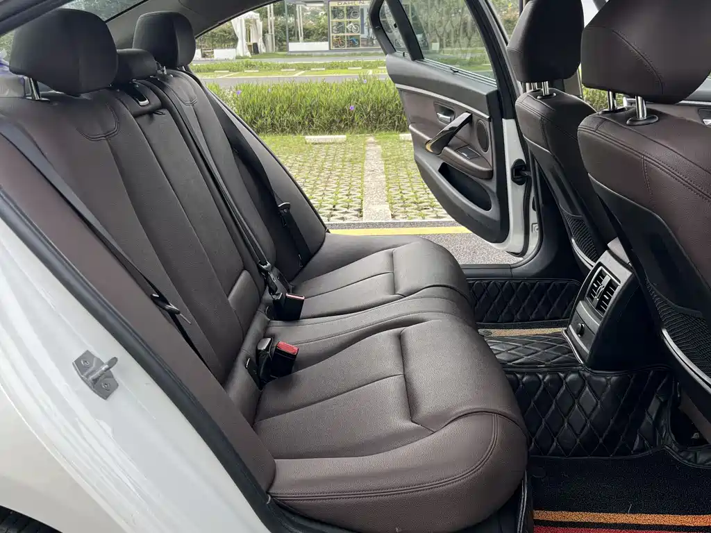 BMW 3 Series 2018 — фото 12