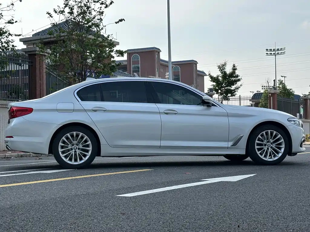 BMW 5 Series 2019 — фото 16
