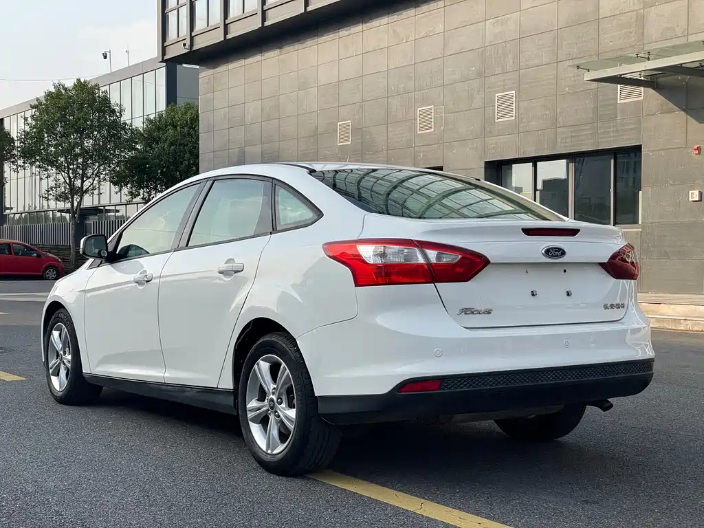 Ford Focus 2015 — фото 11