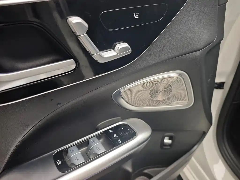 Mercedes-Benz C-Class 2024 — фото 18