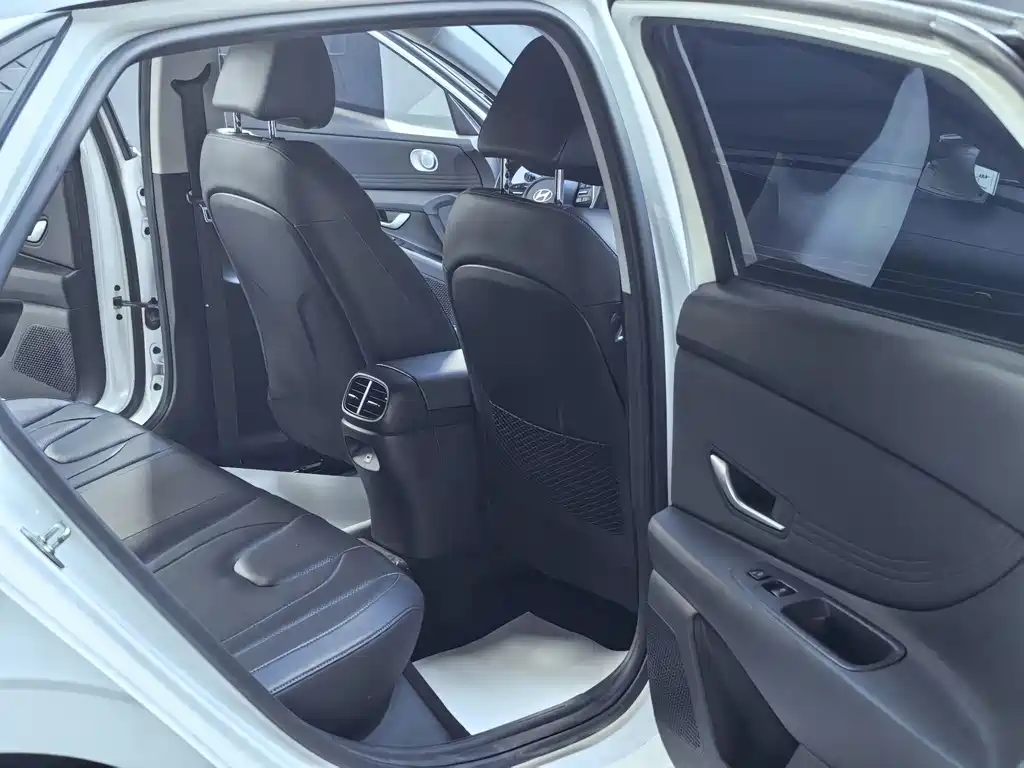 Hyundai Elantra 2023 — фото 16