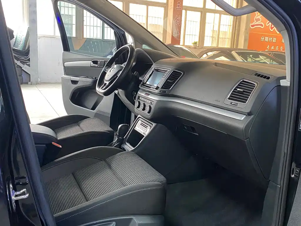 Volkswagen Sharan 2017 — фото 11