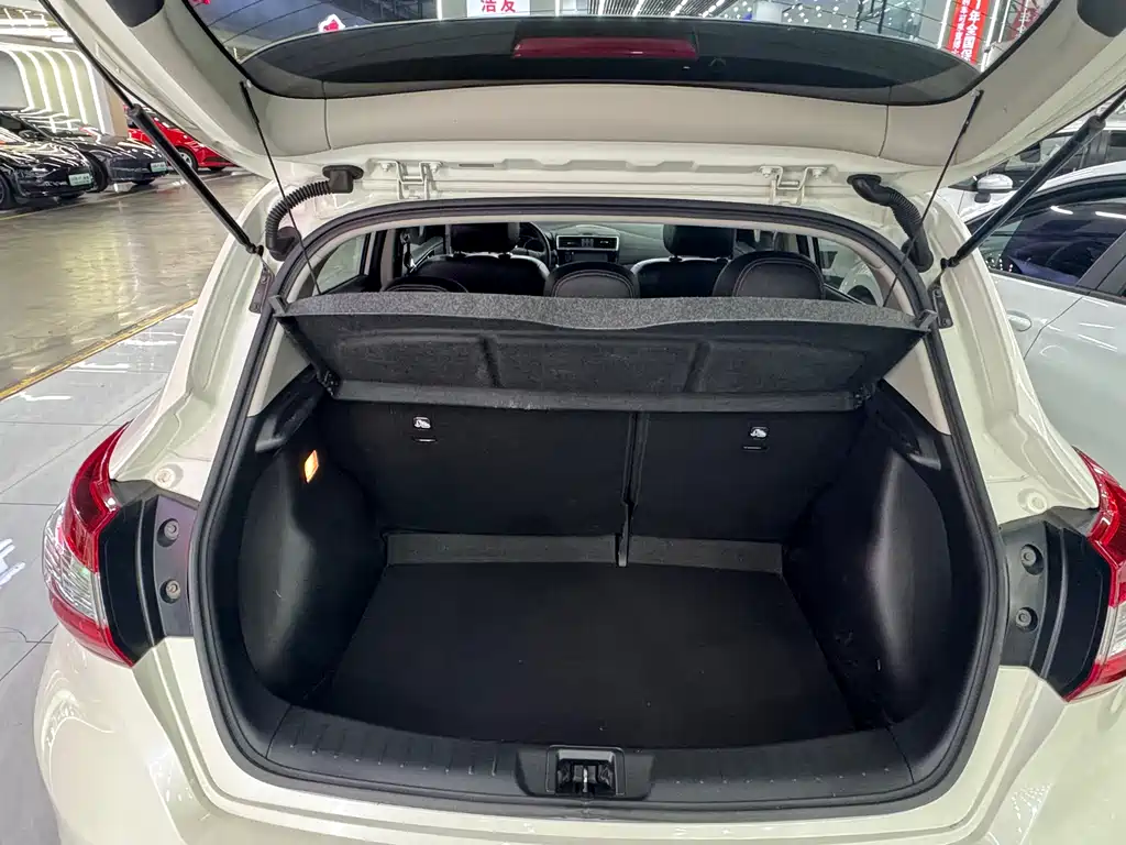 Nissan Tiida 2016 — фото 13
