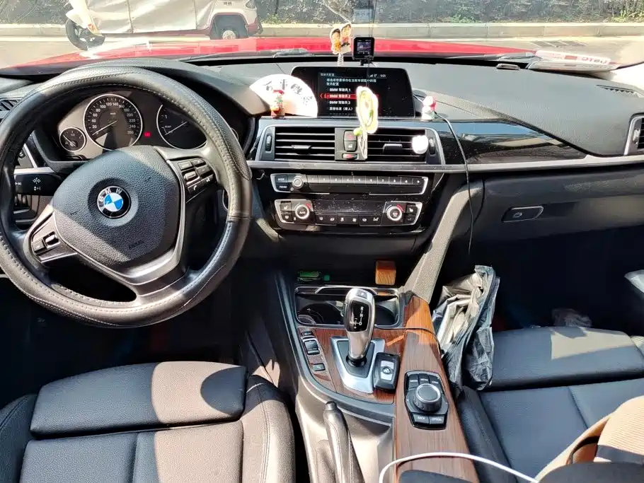 BMW 3 Series 2018 — фото 12