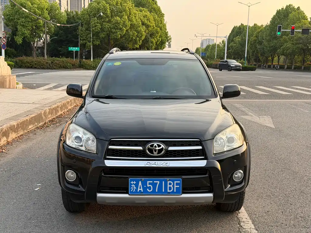 Toyota RAV4 2010 — фото 2