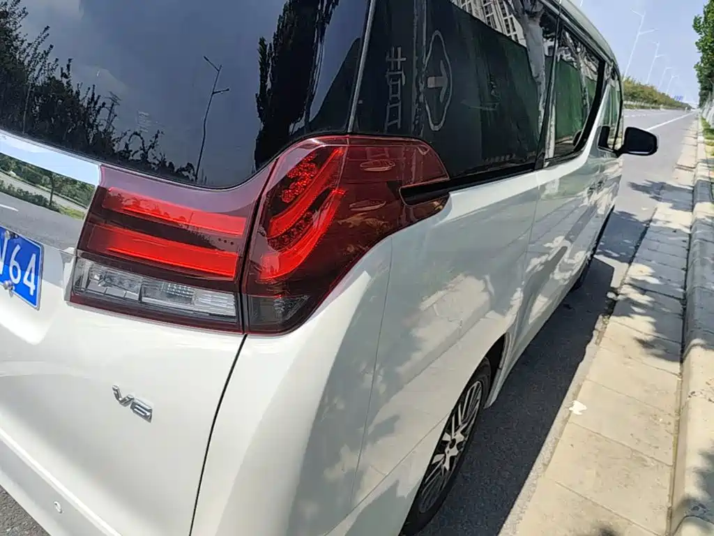 Toyota Alphard 2017 — фото 8