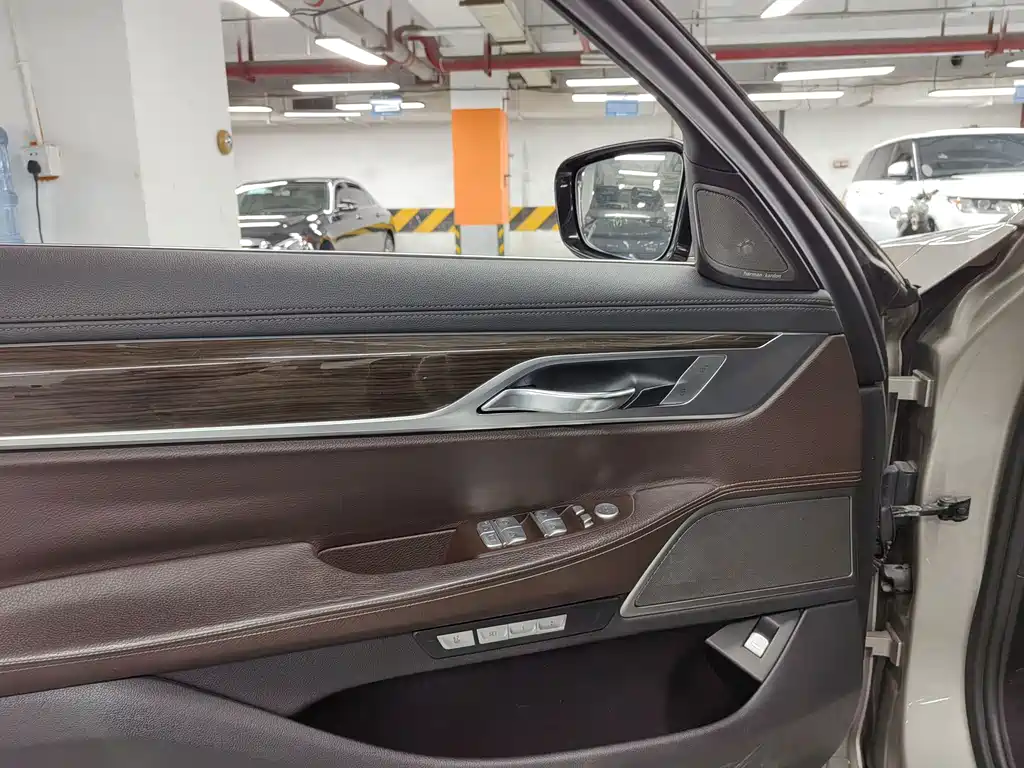 BMW 7 Series 2016 — фото 10