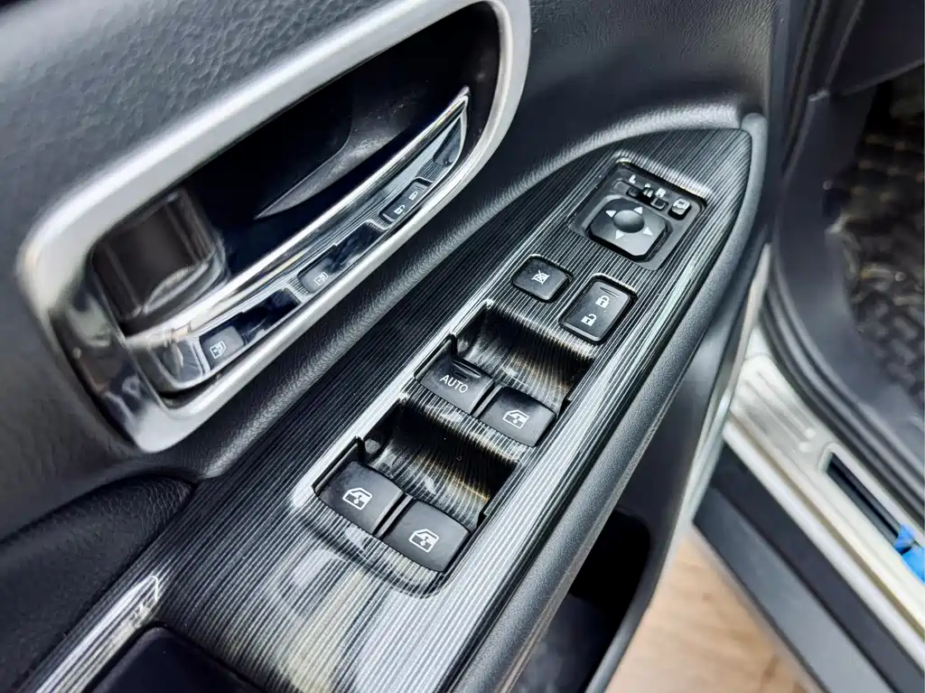 Mitsubishi Outlander 2018 — фото 11