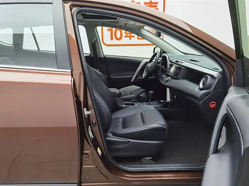Toyota RAV4 2018 — фото 23