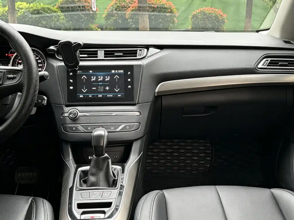 Peugeot 408 2018 — фото 15