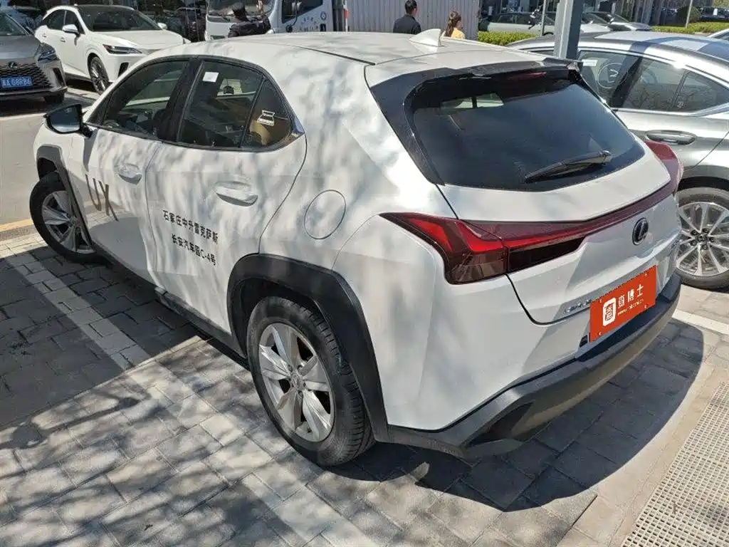 Lexus UX 2023 — фото 12