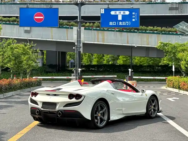 Ferrari F8 2023