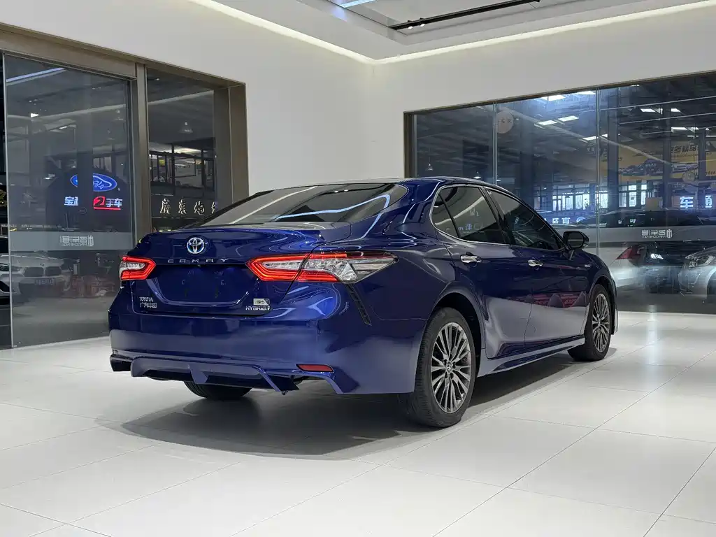 Toyota Camry 2018 — фото 9