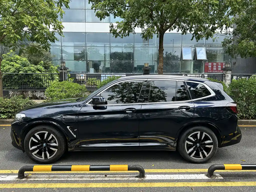 BMW iX3 2023 — фото 11