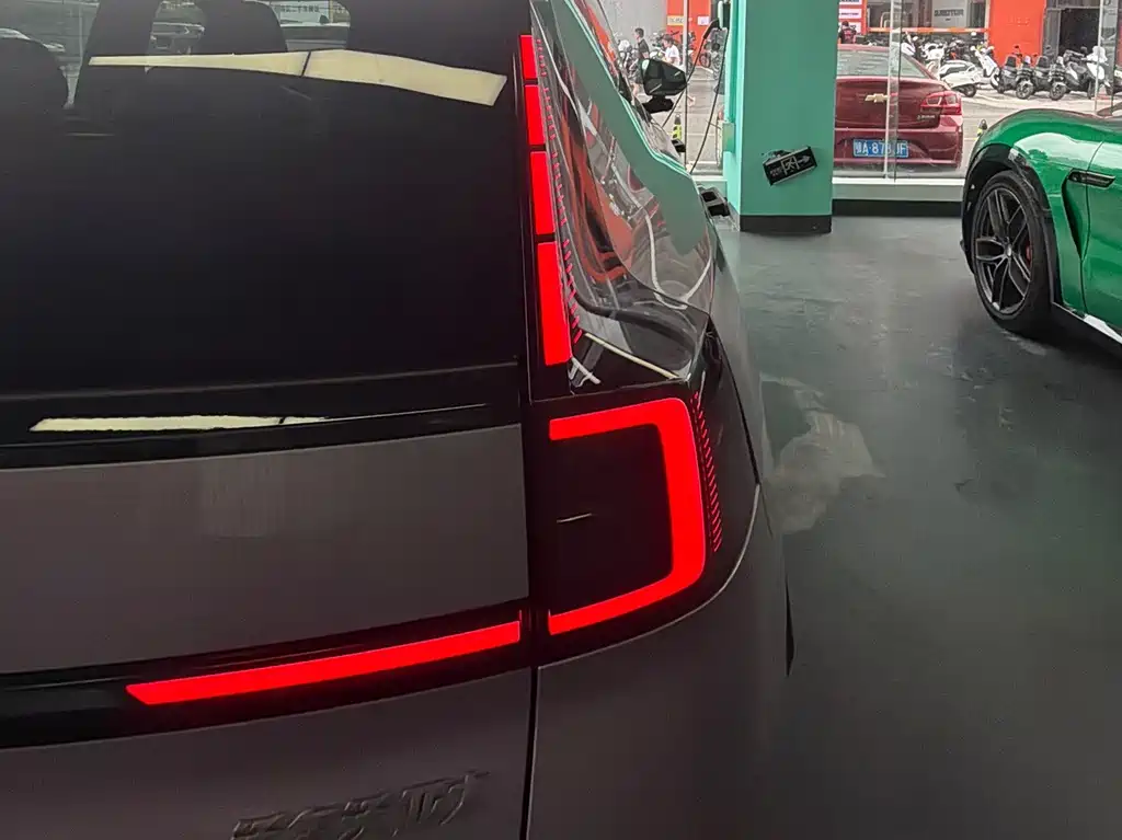 Volvo XC70 Plug-In Hybrid 2025 — фото 6