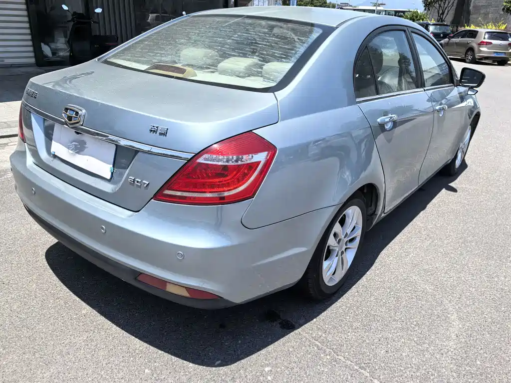 Geely Emgrand 2015 — фото 10