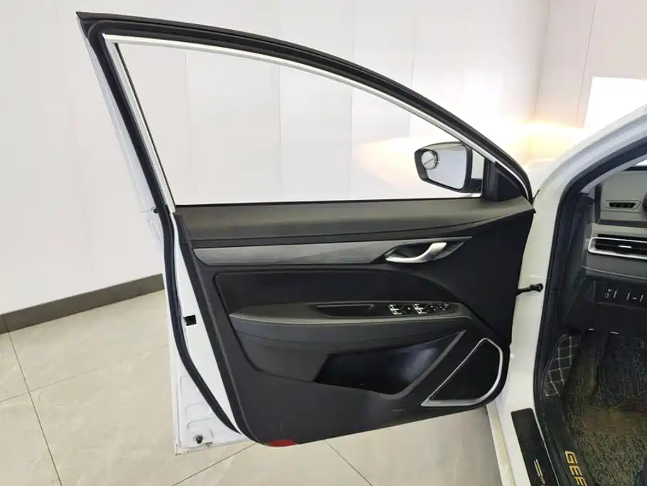 Geely Emgrand 2022