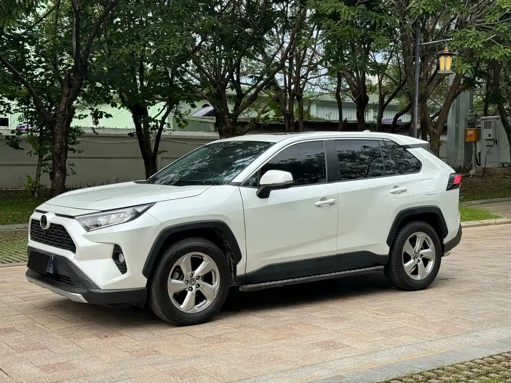 Toyota RAV4 2021 — фото 1