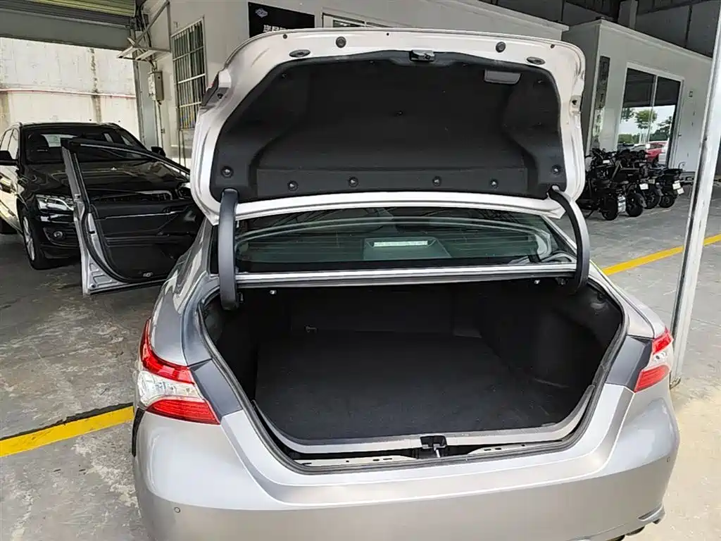 Toyota Camry 2022 — фото 19