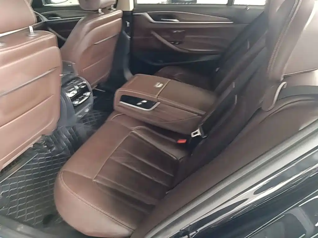 BMW 5 Series New Energy 2019 — фото 17