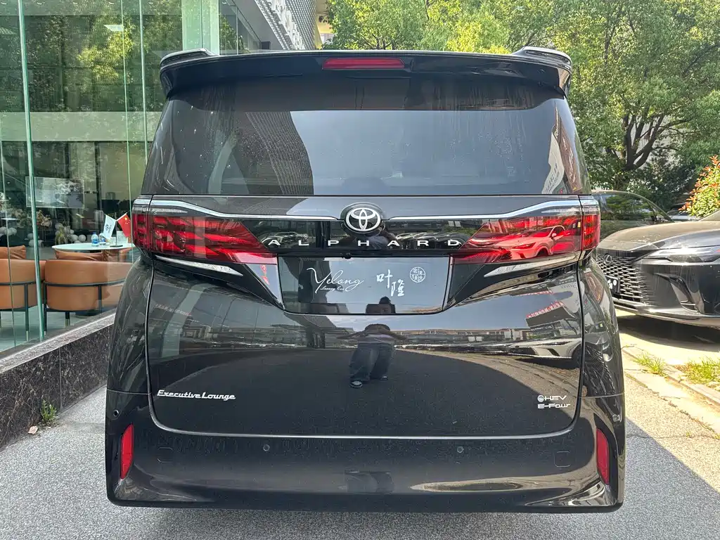 Toyota Alphard — фото 14