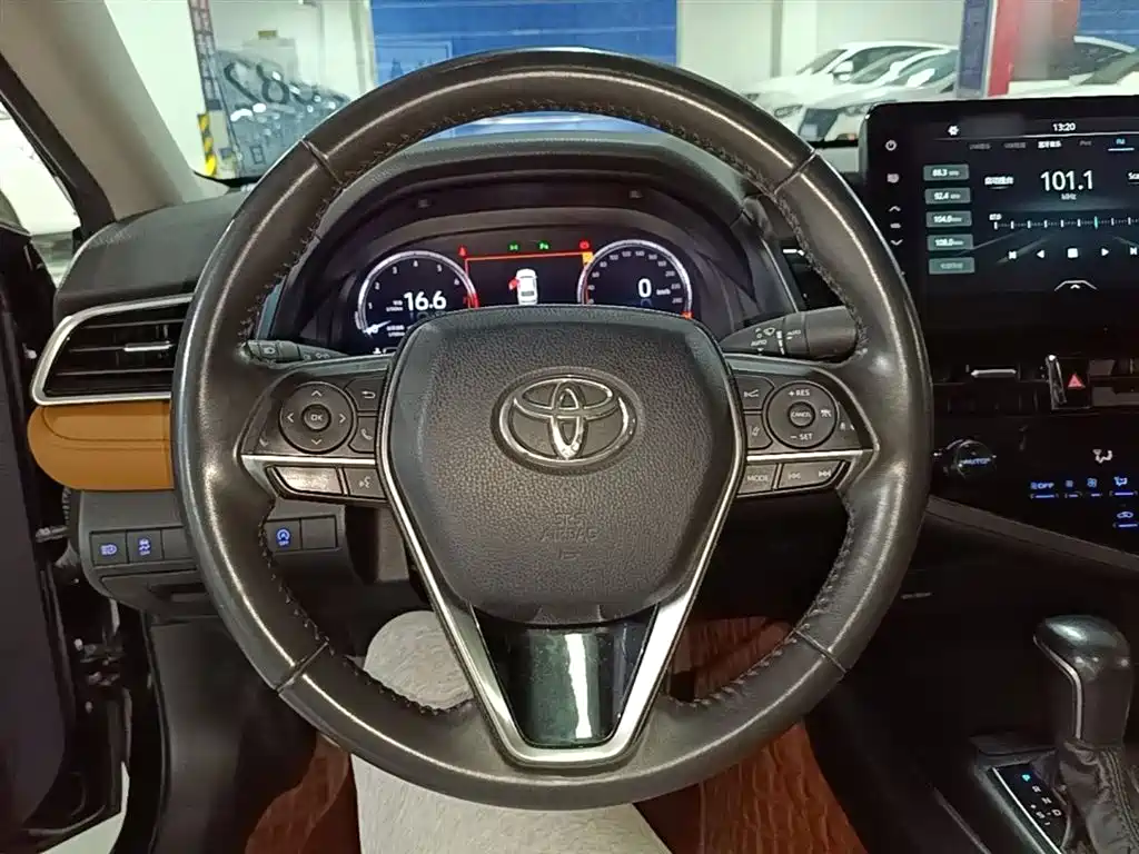 Toyota Camry 2022 — фото 11