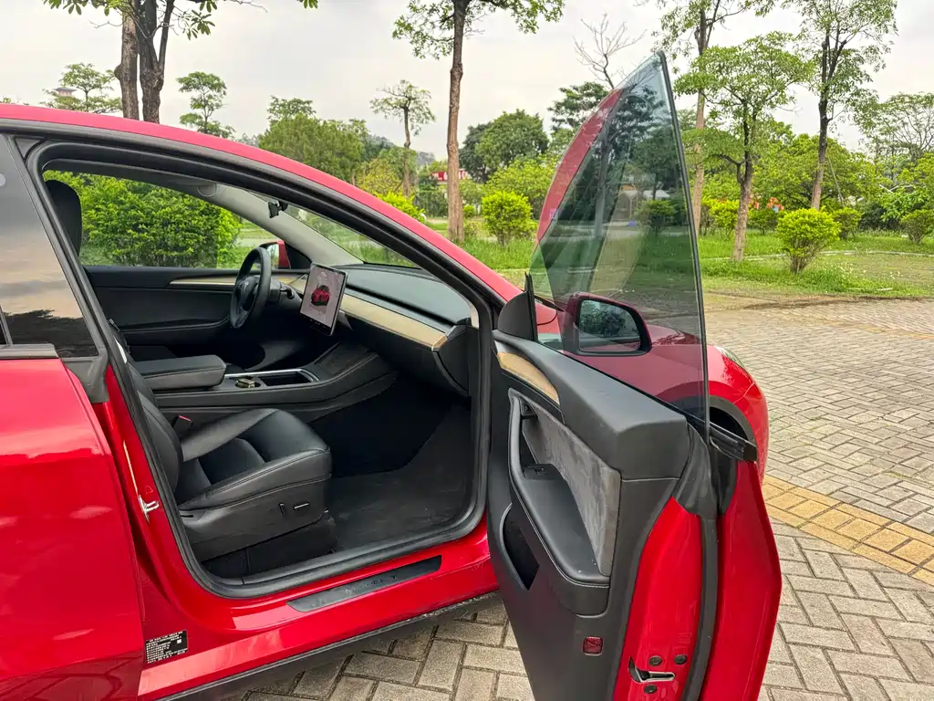 Tesla Model Y 2023 — фото 10