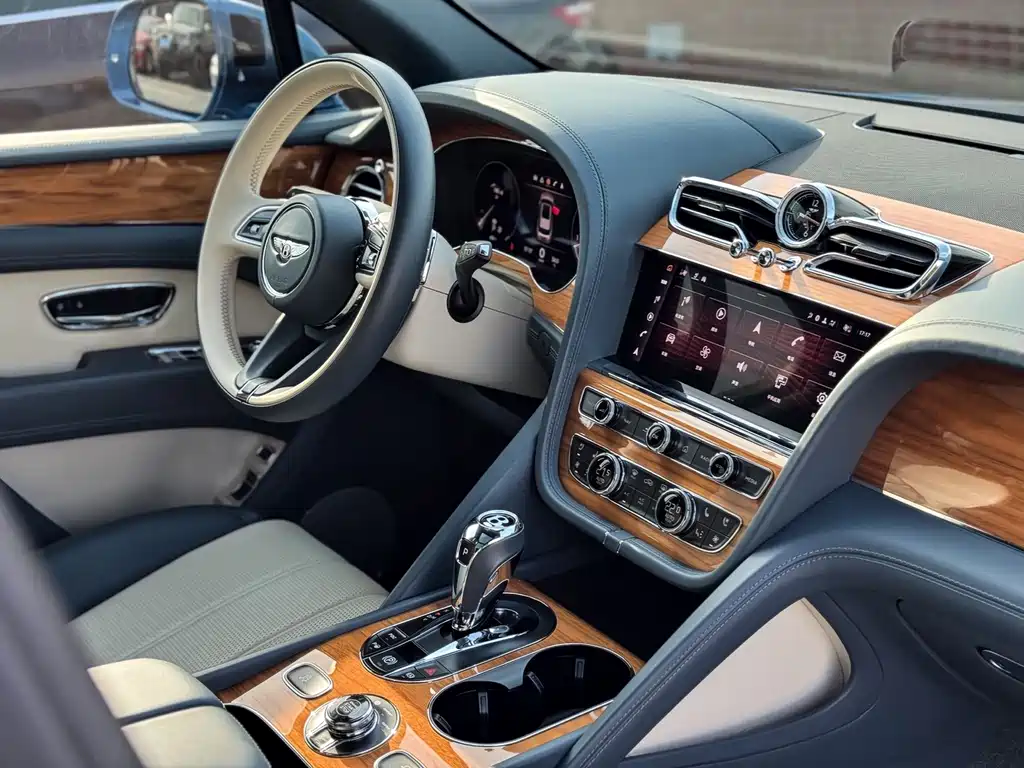 Bentley Bentayga 2021 — фото 11