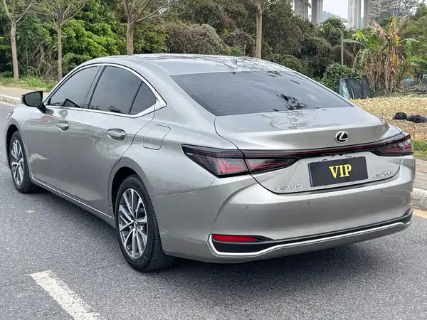 Lexus ES 2025