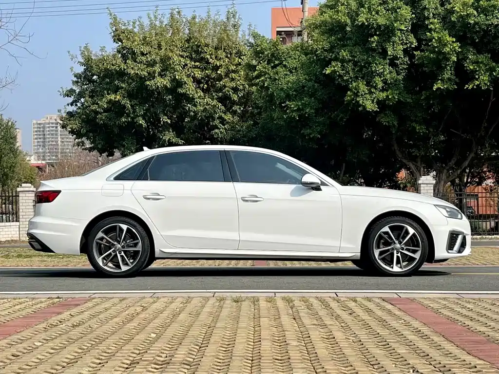 Audi A4L 2022 — фото 4