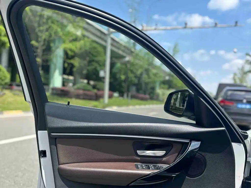 BMW 3 Series 2019 — фото 17
