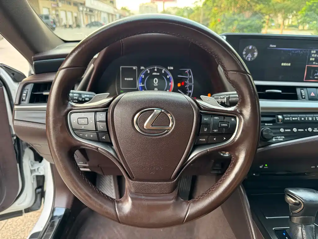 Lexus ES 2019 — фото 14