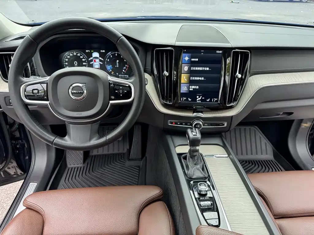 Volvo XC60 2018 — фото 12