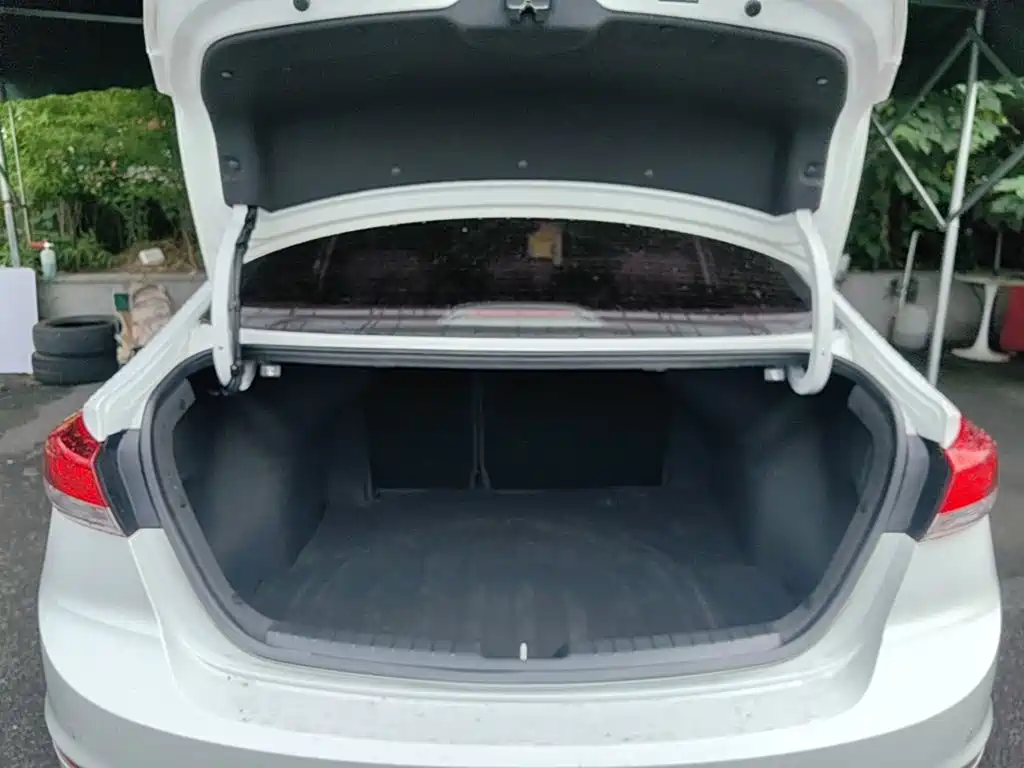 Hyundai Elantra 2020 — фото 19