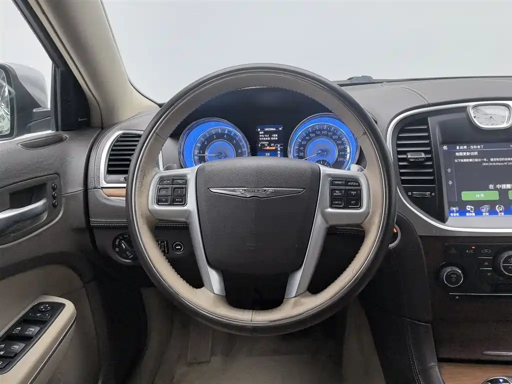 Chrysler 300C 2017 — фото 11