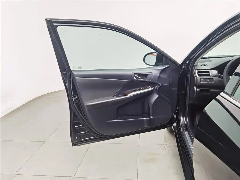 Toyota Camry 2016 — фото 8
