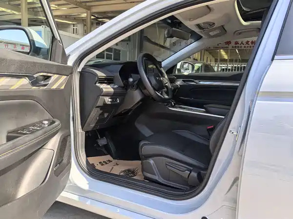 Geely Emgrand L Hip 2024