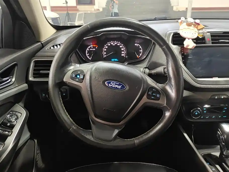 Ford Escort 2016 — фото 15