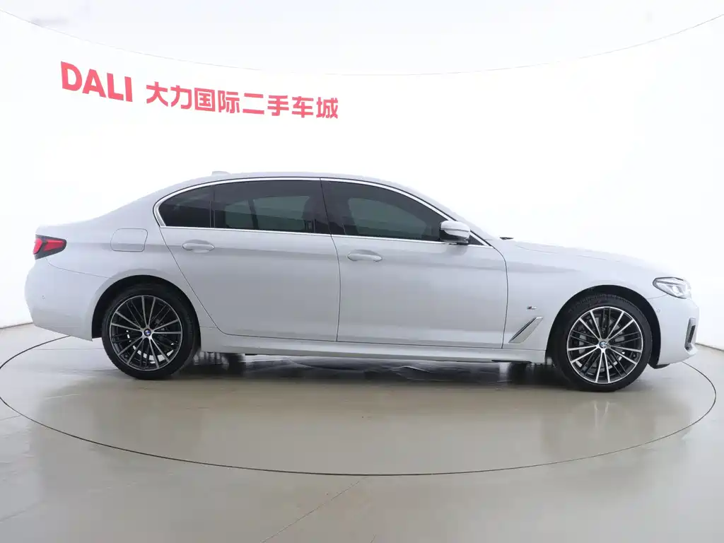 BMW 5 Series 2024 — фото 11