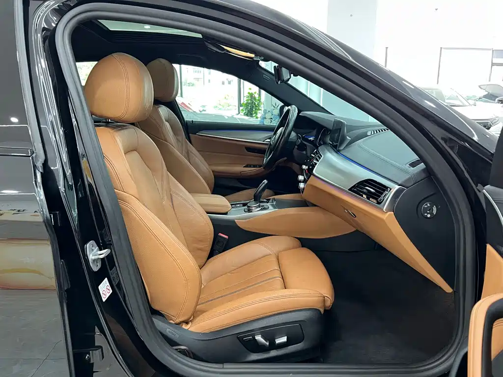 BMW 5 Series 2018 — фото 10