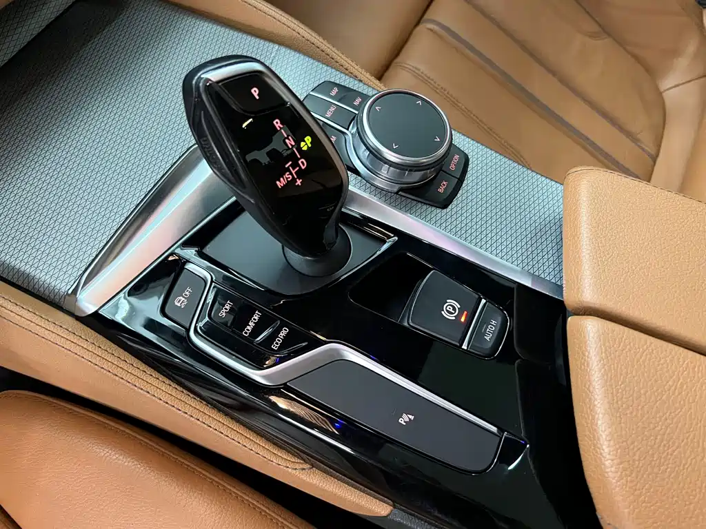 BMW 5 Series 2018 — фото 18