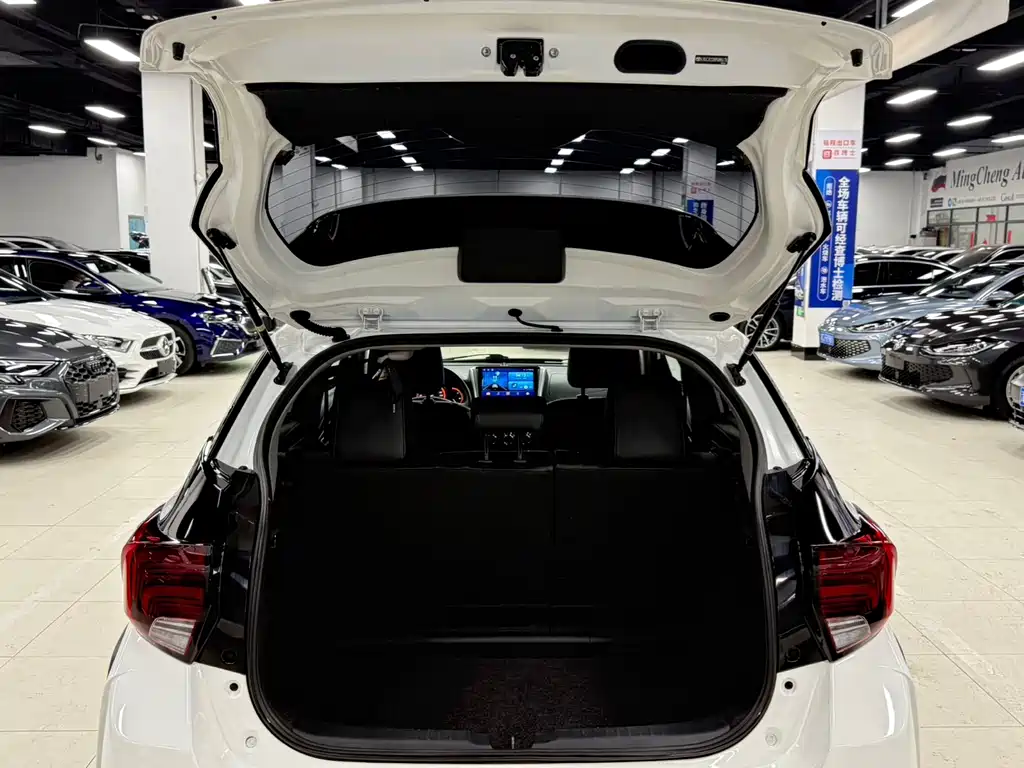 Toyota Yaris L 2023 — фото 21