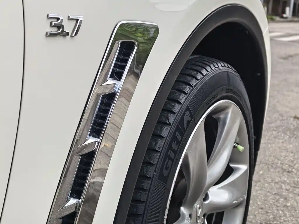 Infiniti QX70 2016 — фото 16