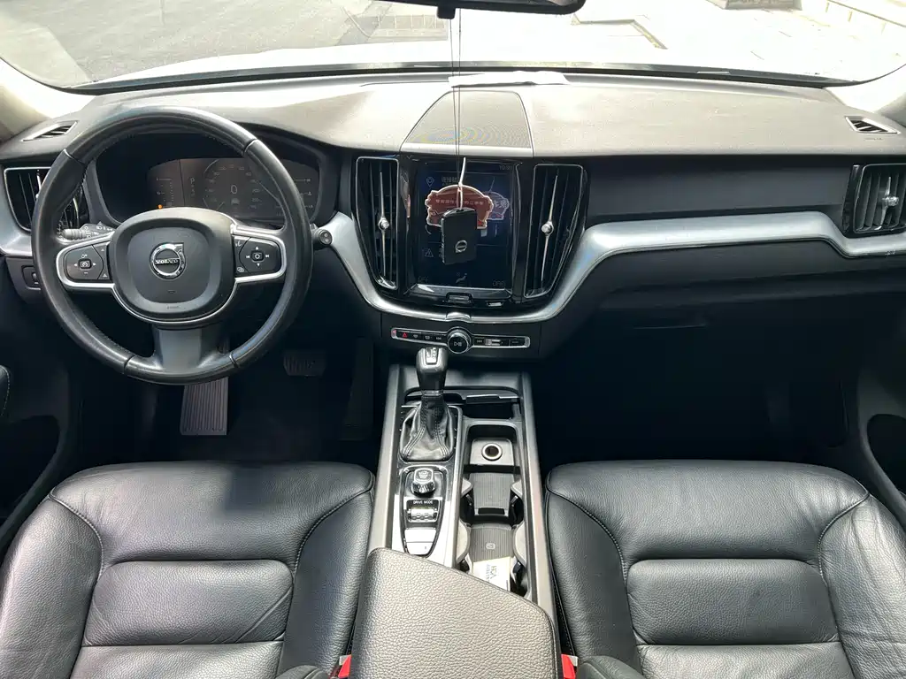 Volvo XC60 2019 — фото 12