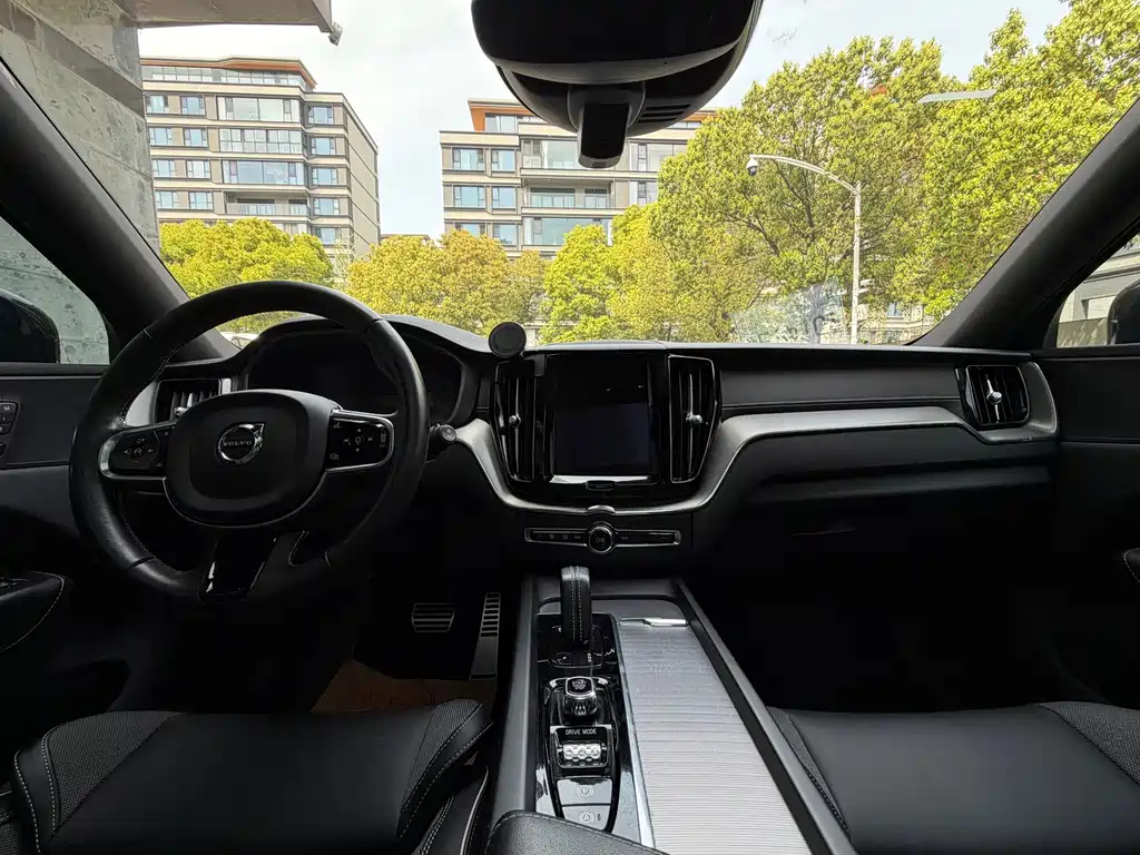Volvo XC60 Plug-In Hybrid 2020 — фото 12