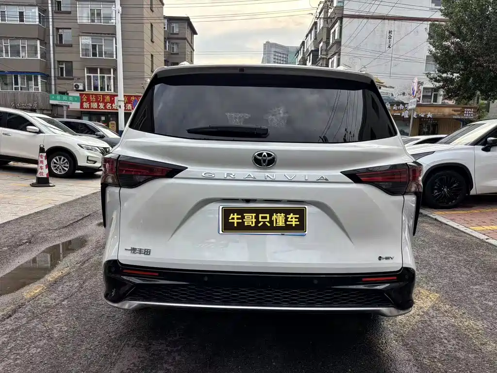 Toyota Granvia 2024