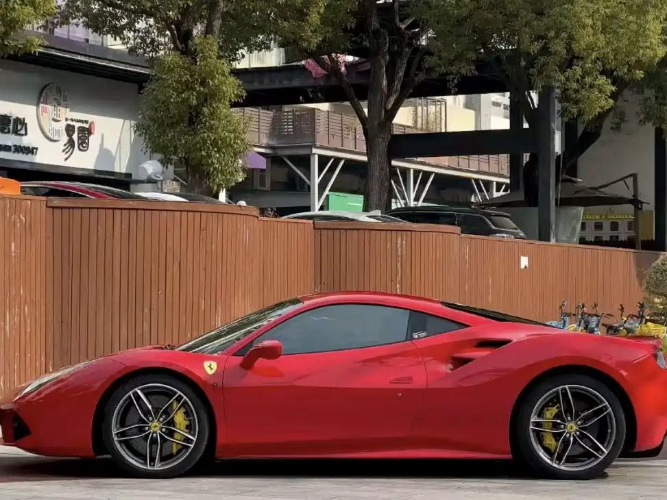 Ferrari 488 2017 — фото 2