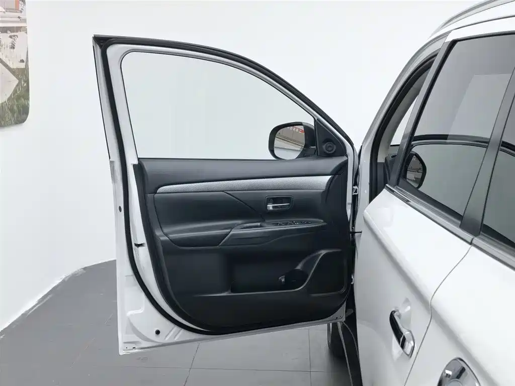 Mitsubishi Outlander 2015 — фото 8