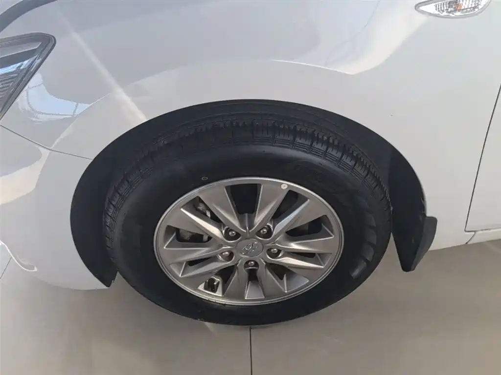 Hyundai Elantra 2018 — фото 23